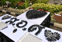 “สอศ.”จัดพิธีถวายอาลัย “สมเด็จพระนางเจ้าสิริกิติ์ พระบรมราชินีนาถ พระบรมราชชนนีพันปีหลวง”สอนทำริบบิ้นโบว์แจกประชาชน ออกหน่วยบริการตัดผมฟรี