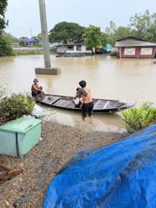 IMG_0709-225x300 สอศ.รับมือน้ำท่วม ระดมอาชีวะช่วยประชาชนทันที แจกอาหาร–น้ำดื่ม พร้อมส่งทีมช่างลงพื้นที่ฟื้นฟูหลังน้ำลด