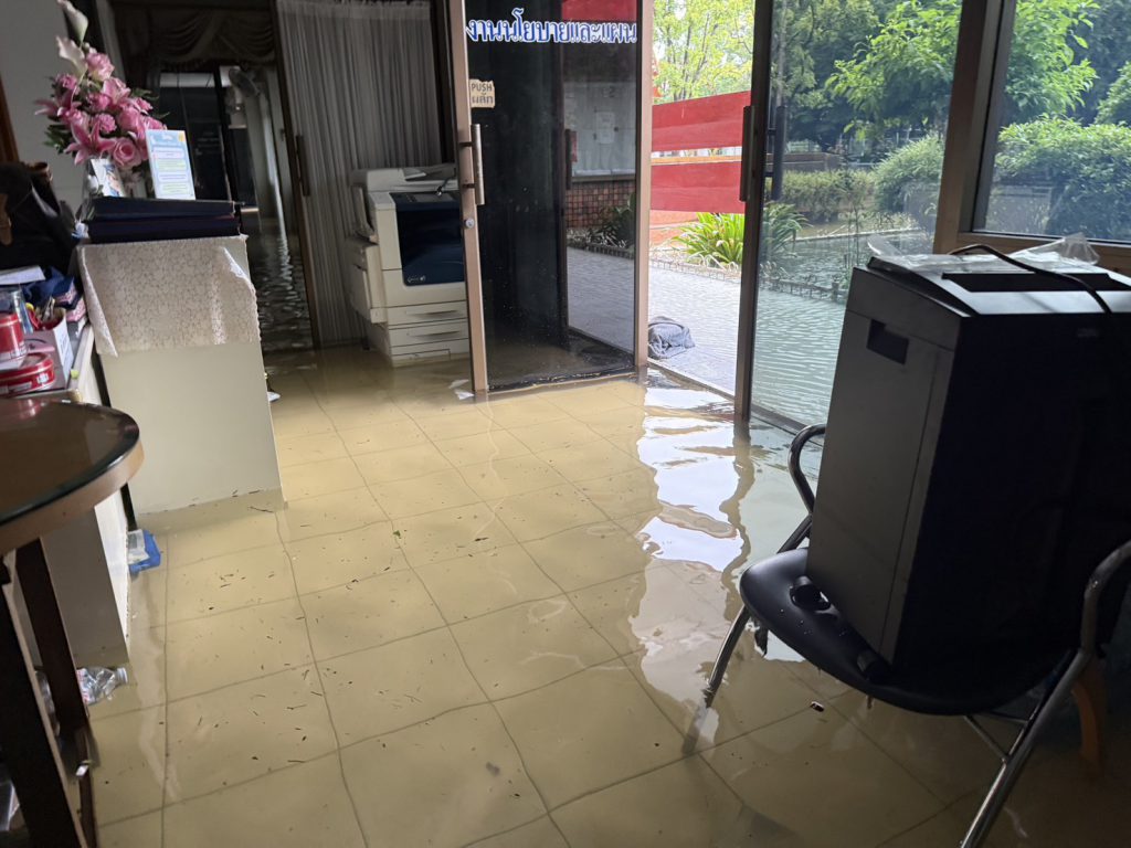 S__59719699_0-1024x768 ด่วน! ฝนถล่ม “สตรีวิทยา 2” น้ำท่วมหนัก สนามฟุตบอลจมครึ่งเอว–สำนักงานเสียหาย โชคดีเด็กปิดเทอม