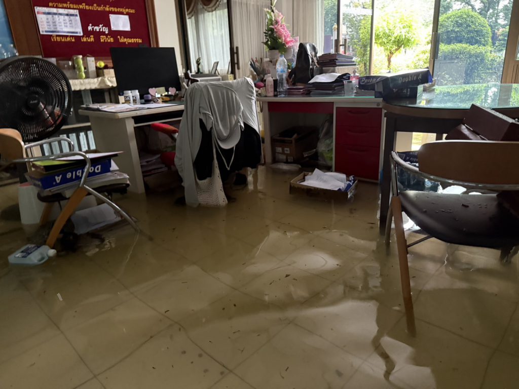 S__59719700_0-1024x768 ด่วน! ฝนถล่ม “สตรีวิทยา 2” น้ำท่วมหนัก สนามฟุตบอลจมครึ่งเอว–สำนักงานเสียหาย โชคดีเด็กปิดเทอม