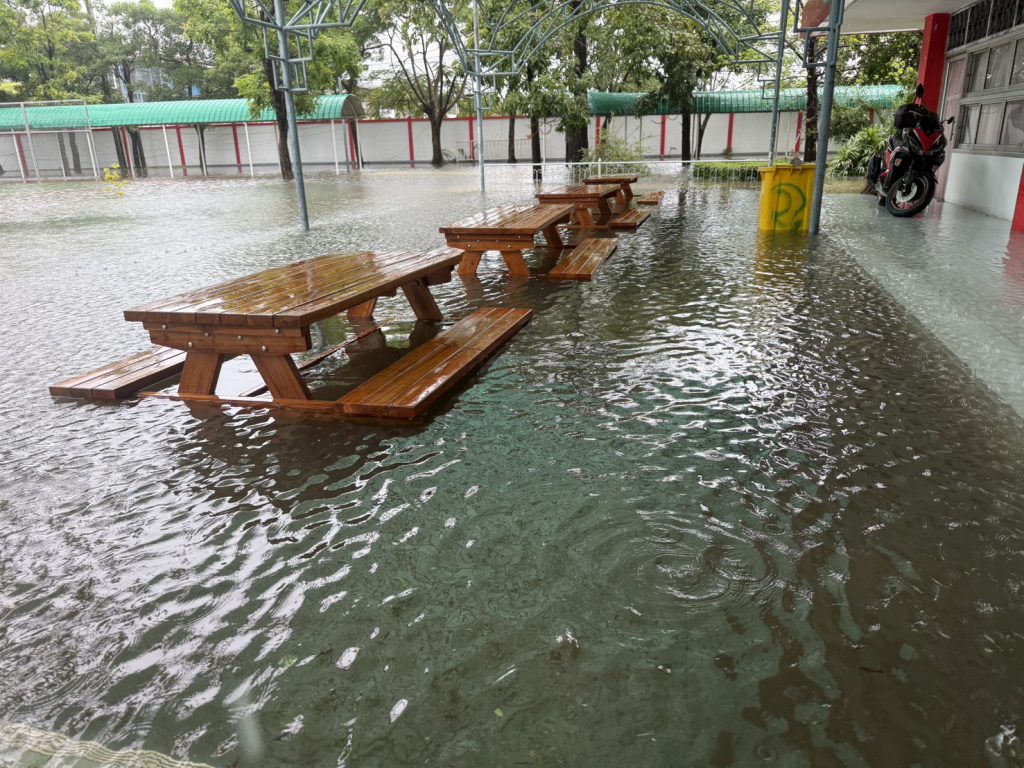 S__59719702_0-1024x768 ด่วน! ฝนถล่ม “สตรีวิทยา 2” น้ำท่วมหนัก สนามฟุตบอลจมครึ่งเอว–สำนักงานเสียหาย โชคดีเด็กปิดเทอม