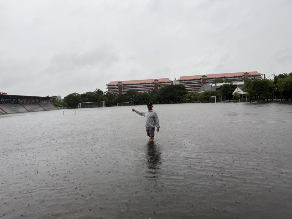 S__59719704_0-1024x768 ด่วน! ฝนถล่ม “สตรีวิทยา 2” น้ำท่วมหนัก สนามฟุตบอลจมครึ่งเอว–สำนักงานเสียหาย โชคดีเด็กปิดเทอม