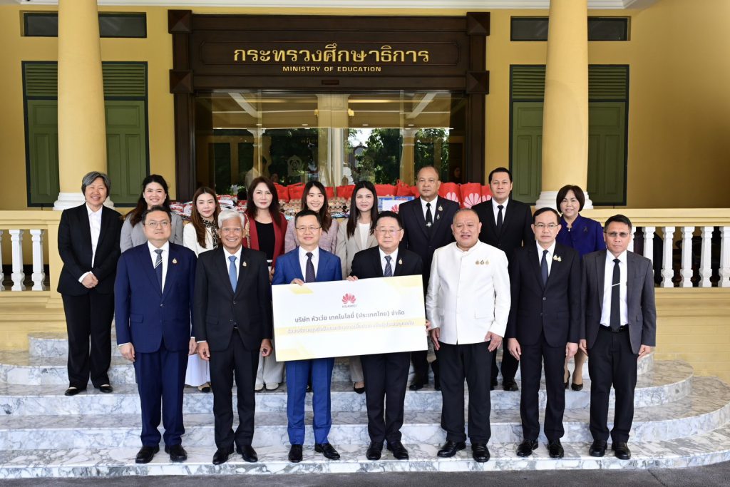S__59957467_0-1024x683 “ศธ.” รับมอบถุงยังชีพหัวเว่ย ส่งต่อพื้นที่น้ำท่วม ทำครัวกลางช่วยประชาชน เผยสถานศึกษาที่ได้รับผลกระทบทั่วประเทศกว่า 500 แห่ง เฉพาะ กทม.55 แห่ง เตรียมของบกลางเร่งฟื้นฟูหลังน้ำลด
