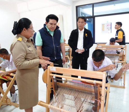 “เสมา 2″ติดตามการแก้ปัญหาเด็กหลุดระบบที่สงขลา ชื่นชมตามน้องเจอ 100% ถึงไม่กลับมาเรียนก็นำการเรียนไปให้ได้ พร้อมเผย เสมา 1 เตรียมชง มท.แก้ระเบียบให้ อปท.หนุนงบฯการศึกษาโรงเรียนได้โดยโรงเรียนไม่ต้องมีเงินสมทบ25%