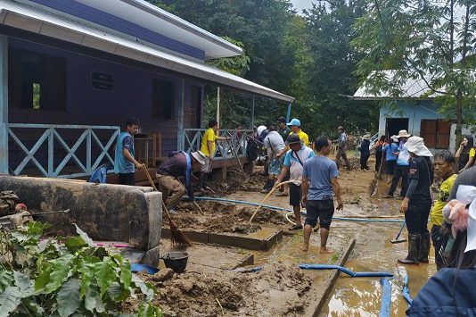 “นฤมล”สั่งเร่งฟื้นฟูโรงเรียนบ้านน้ำเพียงดิน แม่ฮ่องสอน หลังเจอพายุคาจิกิถล่ม น้ำท่วมฉับพลัน เส้นทางเข้าออกถูกตัดขาด หวังให้เด็ก ๆ กลับมาเรียนหนังสือได้โดยเร็ว