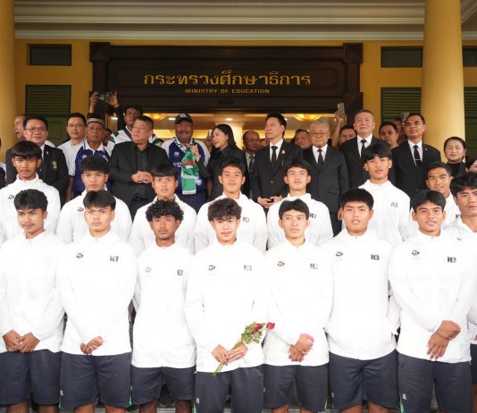 ศธ.แตก “หมอนทองวิทยาฟีเวอร์”โชว์ทักษะฟุตบอลหน้ากระทรวง “ศ.ดร.นฤมล”ปลื้ม ดึง”อ.สกล”นั่งที่ปรึกษาเลขาฯกพฐ.เตรียมเปิดโรงเรียนกีฬา สพฐ.