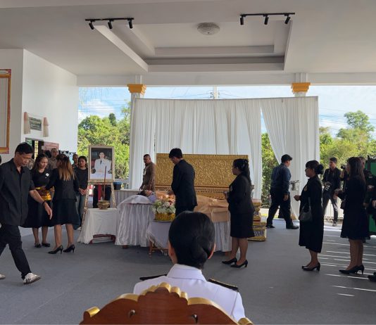 “ศ.ดร.นฤมล”เผยนายกฯห่วงใยสั่งให้ใช้งบสำนักนายกฯ เยียวยาครอบครัว ผอ.ผู้เสียสละ พร้อม ดูแลเต็มที่ทั้งรักษาพยาบาล–เยียวยาจิตใจ-น้ำตาคลอ ขณะให้สัมภาษณ์